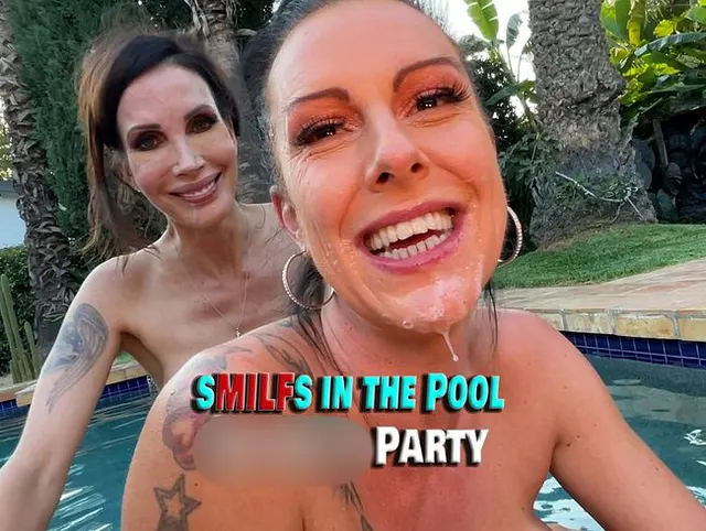 Zwei Schwänze im Mund: MILFs beim Blowjob im Pool